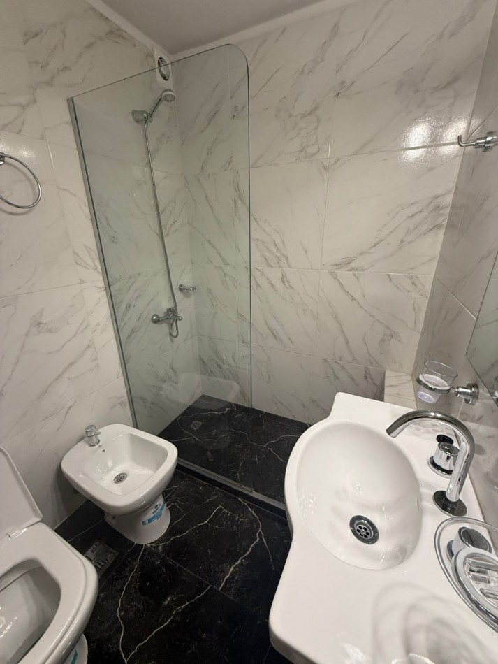 DEPARTAMENTO DE 2 AMBIENTES A LA CALLE CON BALCON SALIENTE. DEPENDENCIAL MUY LUMINOSO. PLAZA COLON.