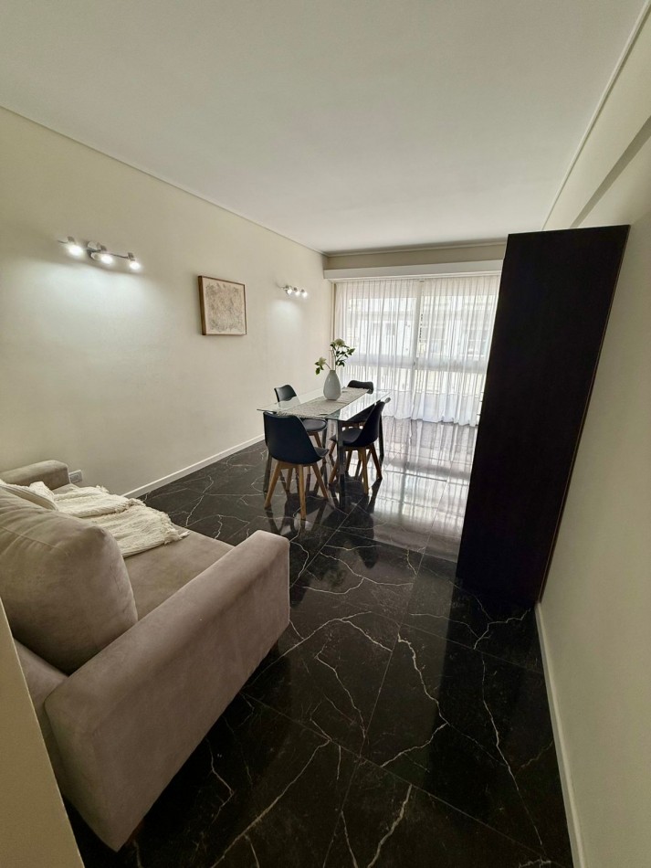 DEPARTAMENTO DE 2 AMBIENTES A LA CALLE CON BALCON SALIENTE. DEPENDENCIAL MUY LUMINOSO. PLAZA COLON.