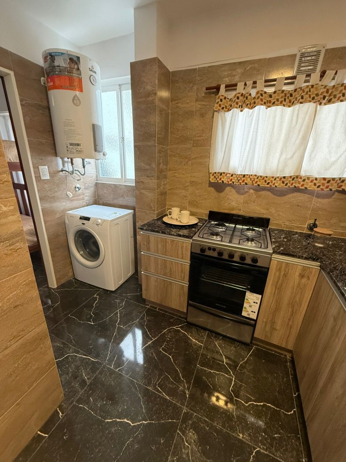 DEPARTAMENTO DE 2 AMBIENTES A LA CALLE CON BALCON SALIENTE. DEPENDENCIAL MUY LUMINOSO. PLAZA COLON.