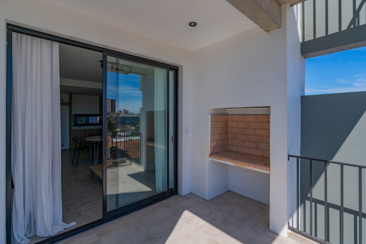 DEPARTAMENTO DE 2 AMBIENTES AL FRENTE CON BALCON Y PARRILLA. OPCIONAL COCHERA