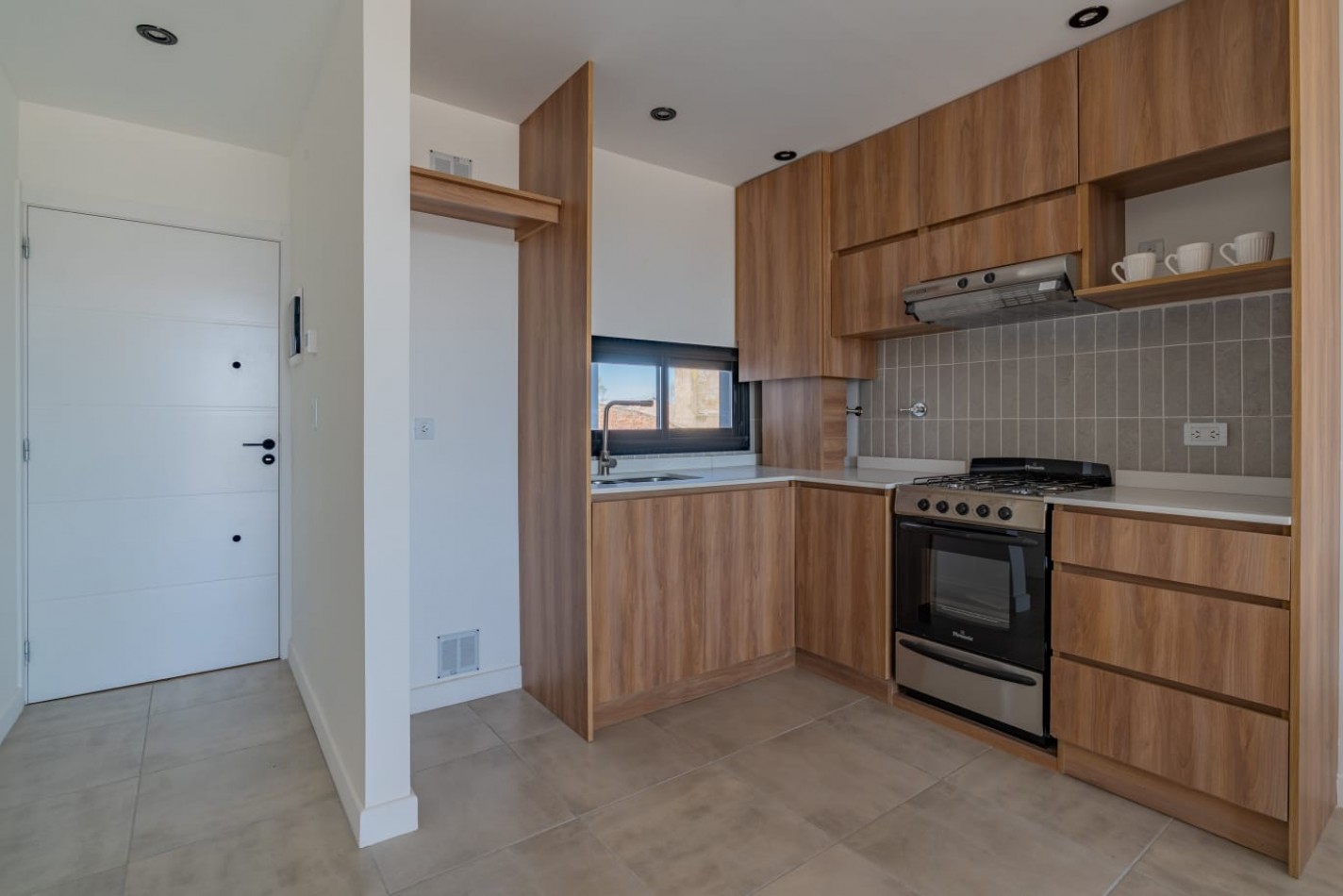 DEPARTAMENTO DE 2 AMBIENTES AL FRENTE CON BALCON Y PARRILLA. OPCIONAL COCHERA