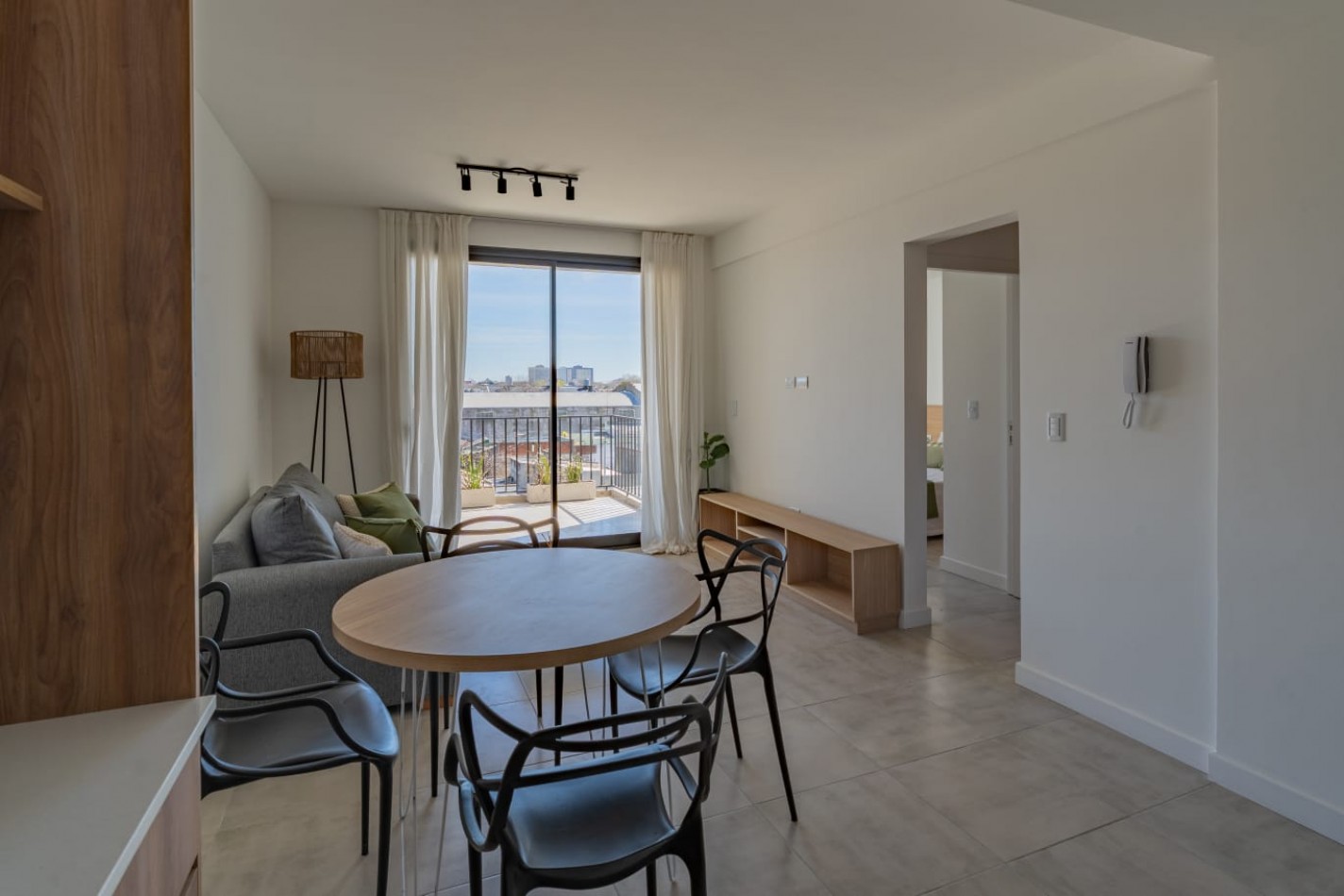 DEPARTAMENTO DE 2 AMBIENTES AL FRENTE CON BALCON Y PARRILLA. OPCIONAL COCHERA