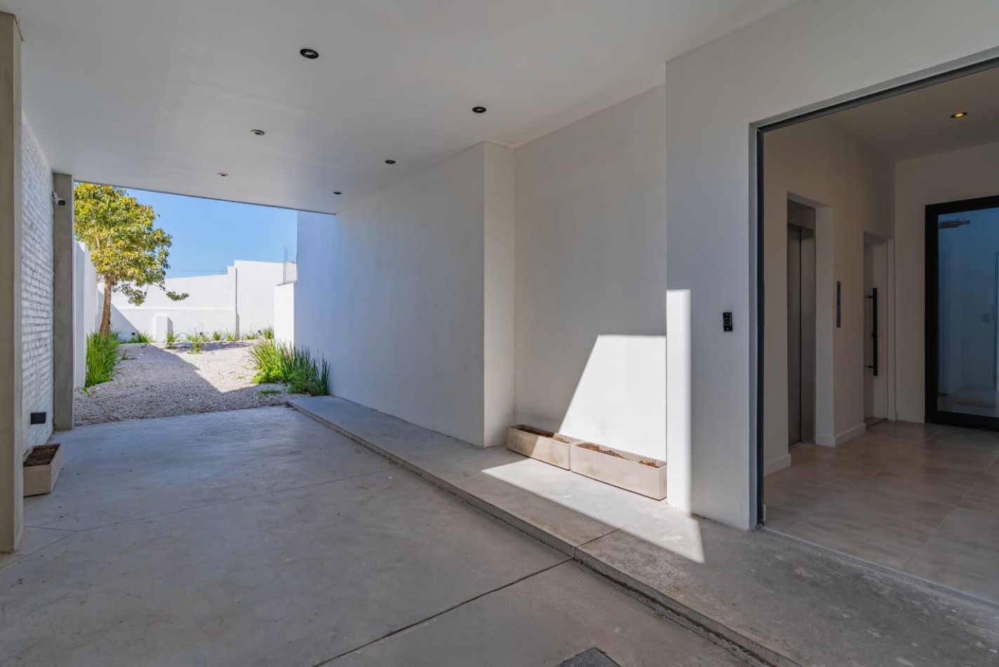 DEPARTAMENTO DE 2 AMBIENTES AL FRENTE CON BALCON Y PARRILLA. OPCIONAL COCHERA