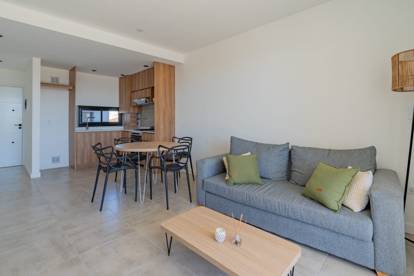 DEPARTAMENTO DE 2 AMBIENTES AL FRENTE CON BALCON Y PARRILLA. OPCIONAL COCHERA