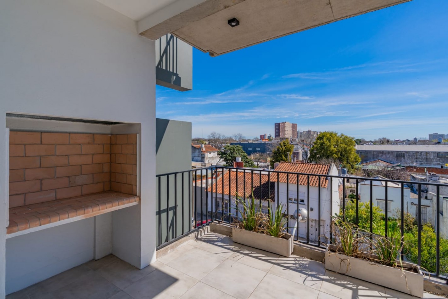 DEPARTAMENTO DE 2 AMBIENTES AL FRENTE CON BALCON Y PARRILLA. OPCIONAL COCHERA