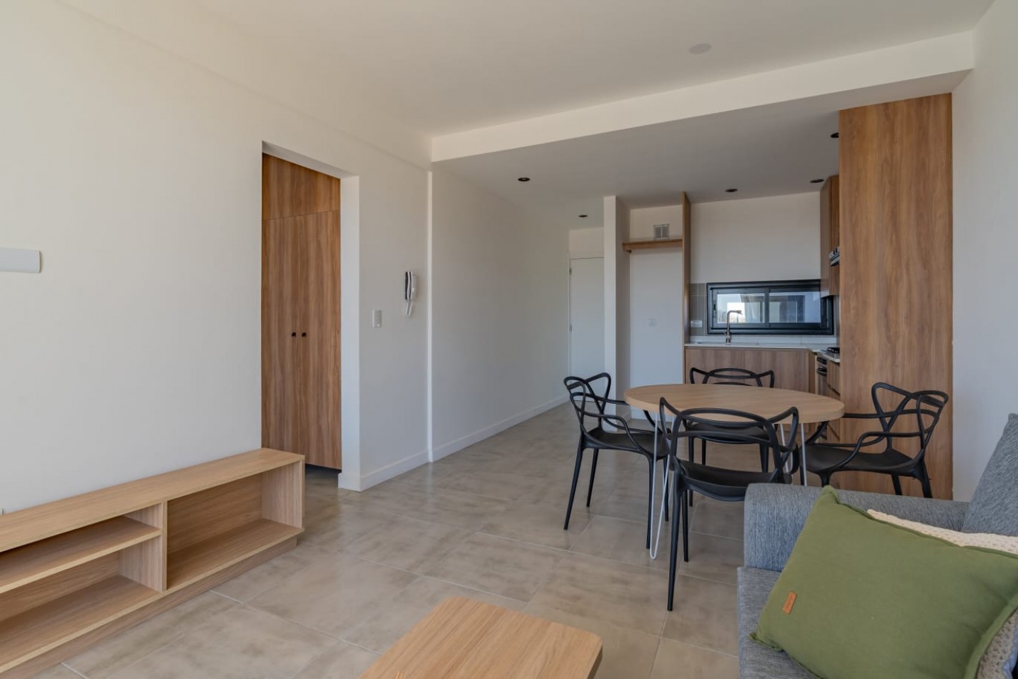 DEPARTAMENTO DE 2 AMBIENTES AL FRENTE CON BALCON Y PARRILLA. OPCIONAL COCHERA