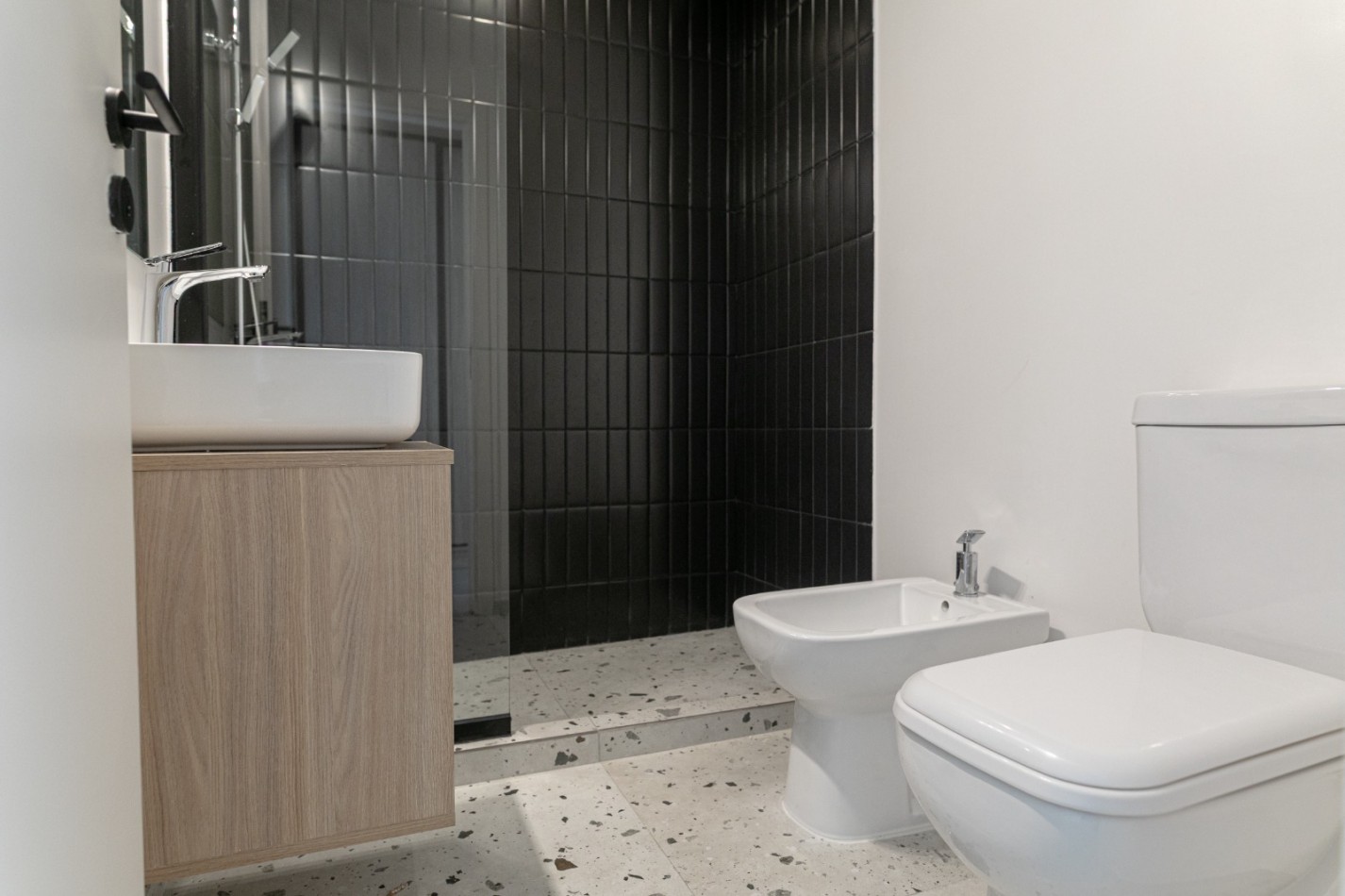 DEPARTAMENTO DE 2 AMBIENTES AL FRENTE. BALCON Y PARRILLA.