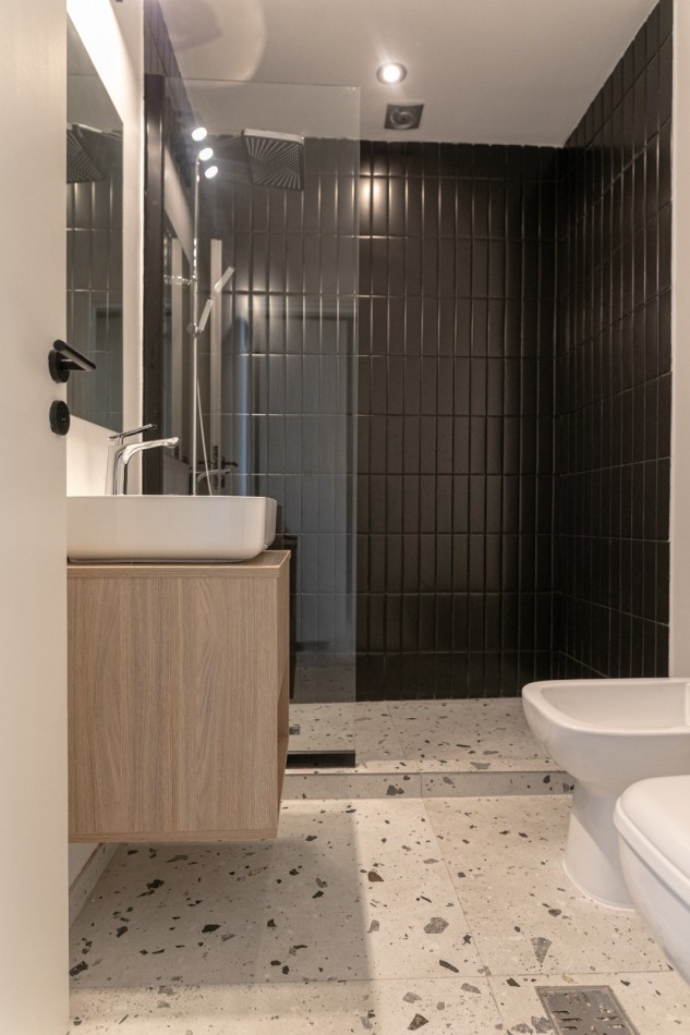 DEPARTAMENTO DE 2 AMBIENTES AL FRENTE. BALCON Y PARRILLA.