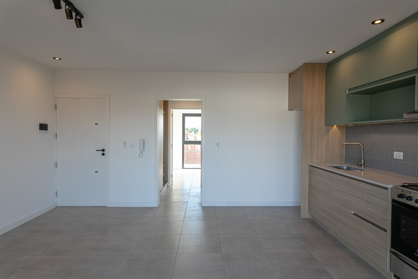 DEPARTAMENTO DE 2 AMBIENTES AL FRENTE. BALCON Y PARRILLA.