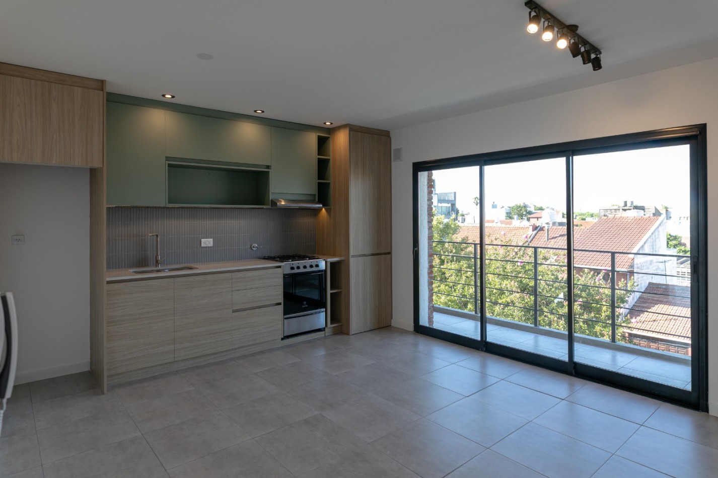 DEPARTAMENTO DE 2 AMBIENTES AL FRENTE. BALCON Y PARRILLA.