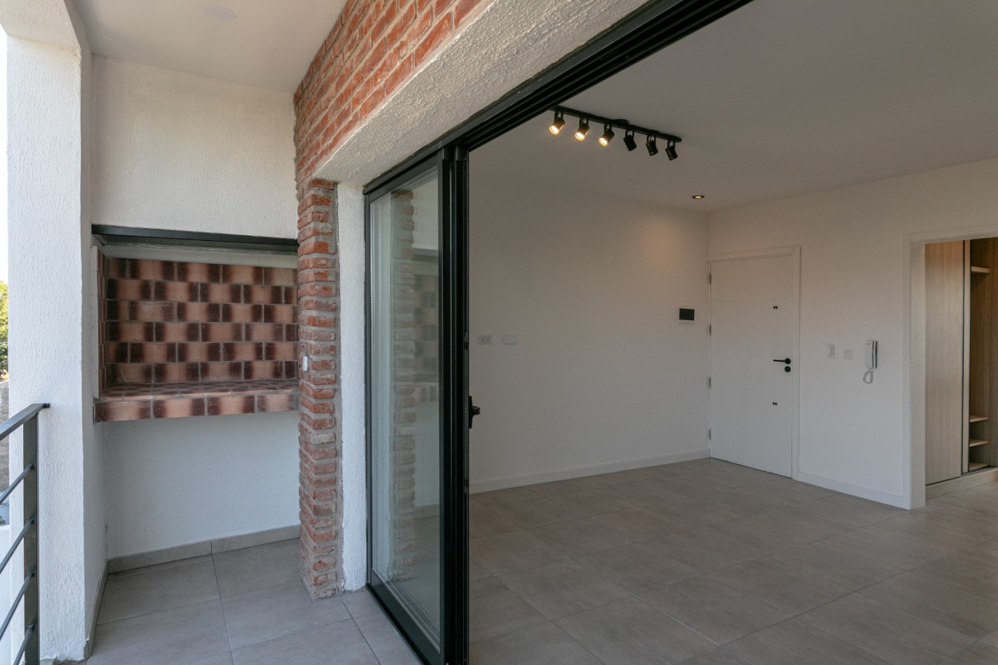 DEPARTAMENTO DE 2 AMBIENTES AL FRENTE. BALCON Y PARRILLA.