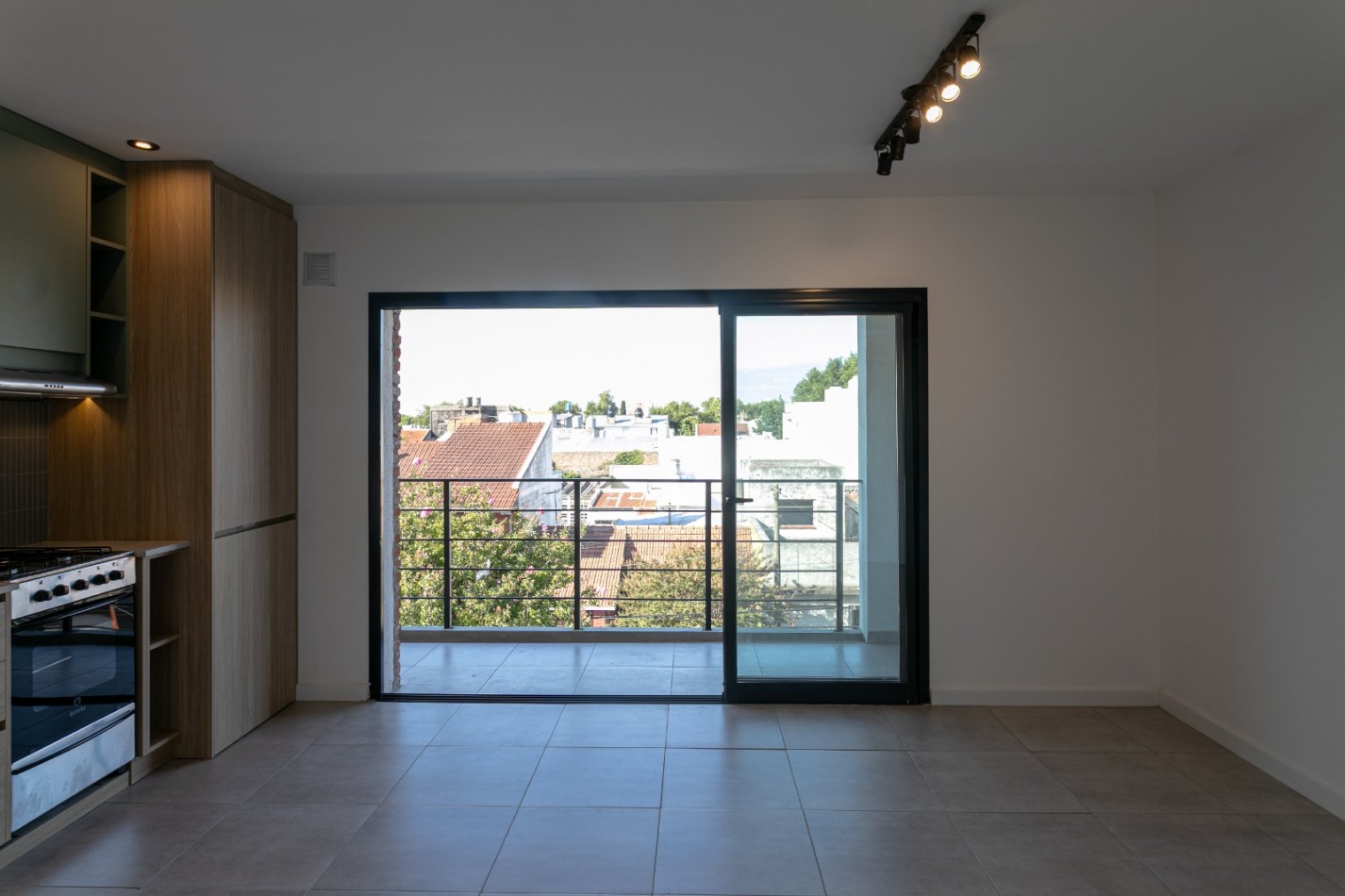 DEPARTAMENTO DE 2 AMBIENTES AL FRENTE. BALCON Y PARRILLA.