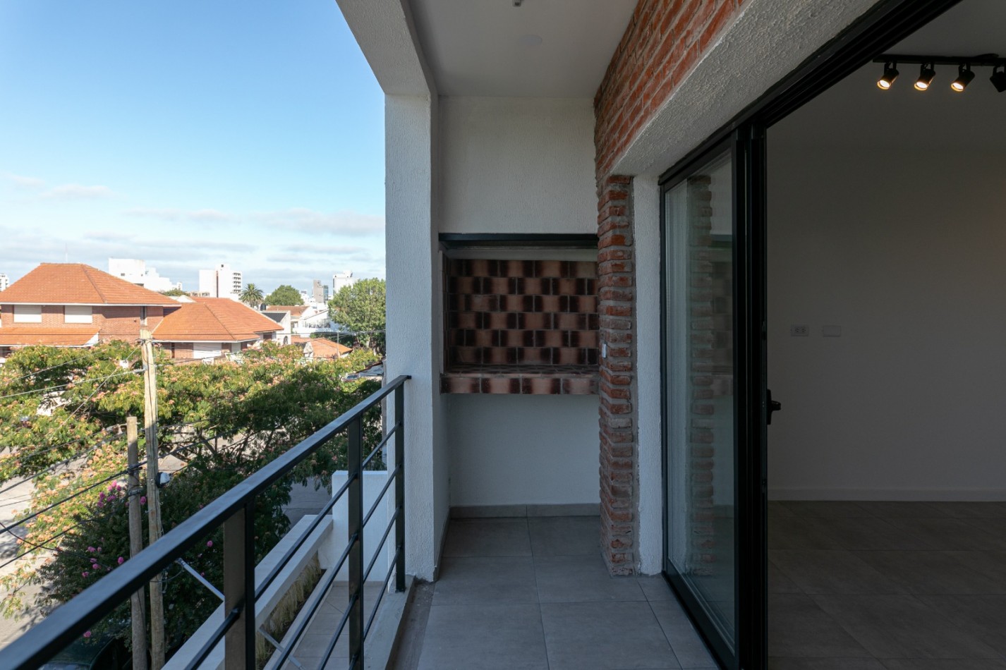 DEPARTAMENTO DE 2 AMBIENTES AL FRENTE. BALCON Y PARRILLA.