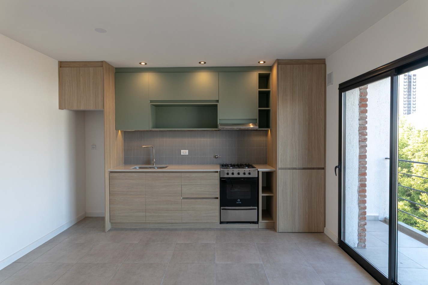 DEPARTAMENTO DE 2 AMBIENTES AL FRENTE. BALCON Y PARRILLA.