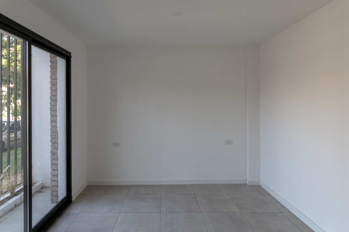 DEPARTAMENTO DE 2 AMBIENTES EN PLANTA BAJA CON JARDIN Y PARRILLA.