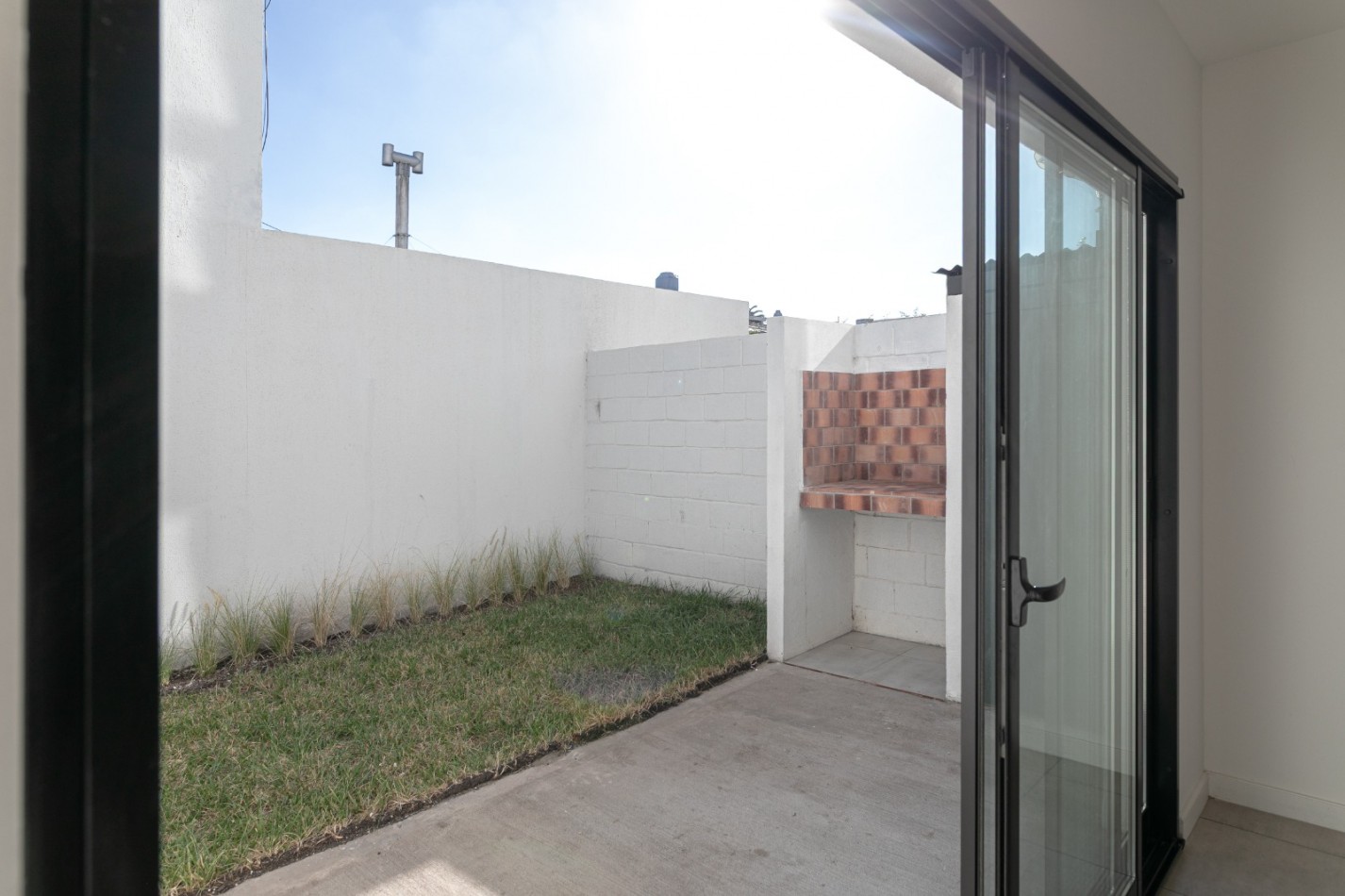 DEPARTAMENTO DE 2 AMBIENTES EN PLANTA BAJA CON JARDIN Y PARRILLA.