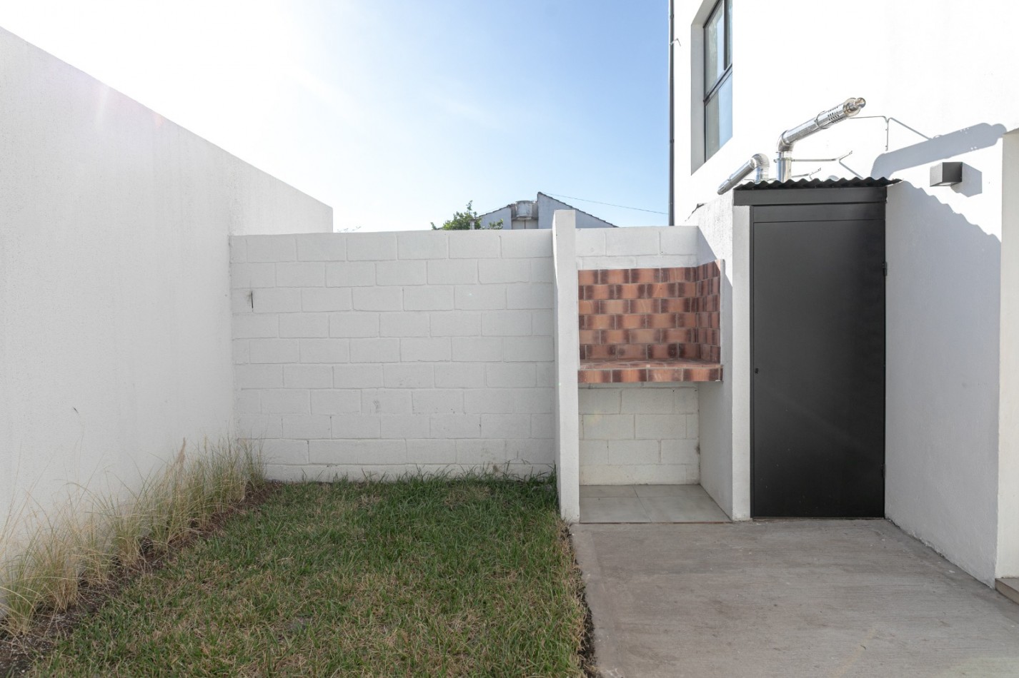 DEPARTAMENTO DE 2 AMBIENTES EN PLANTA BAJA CON JARDIN Y PARRILLA.