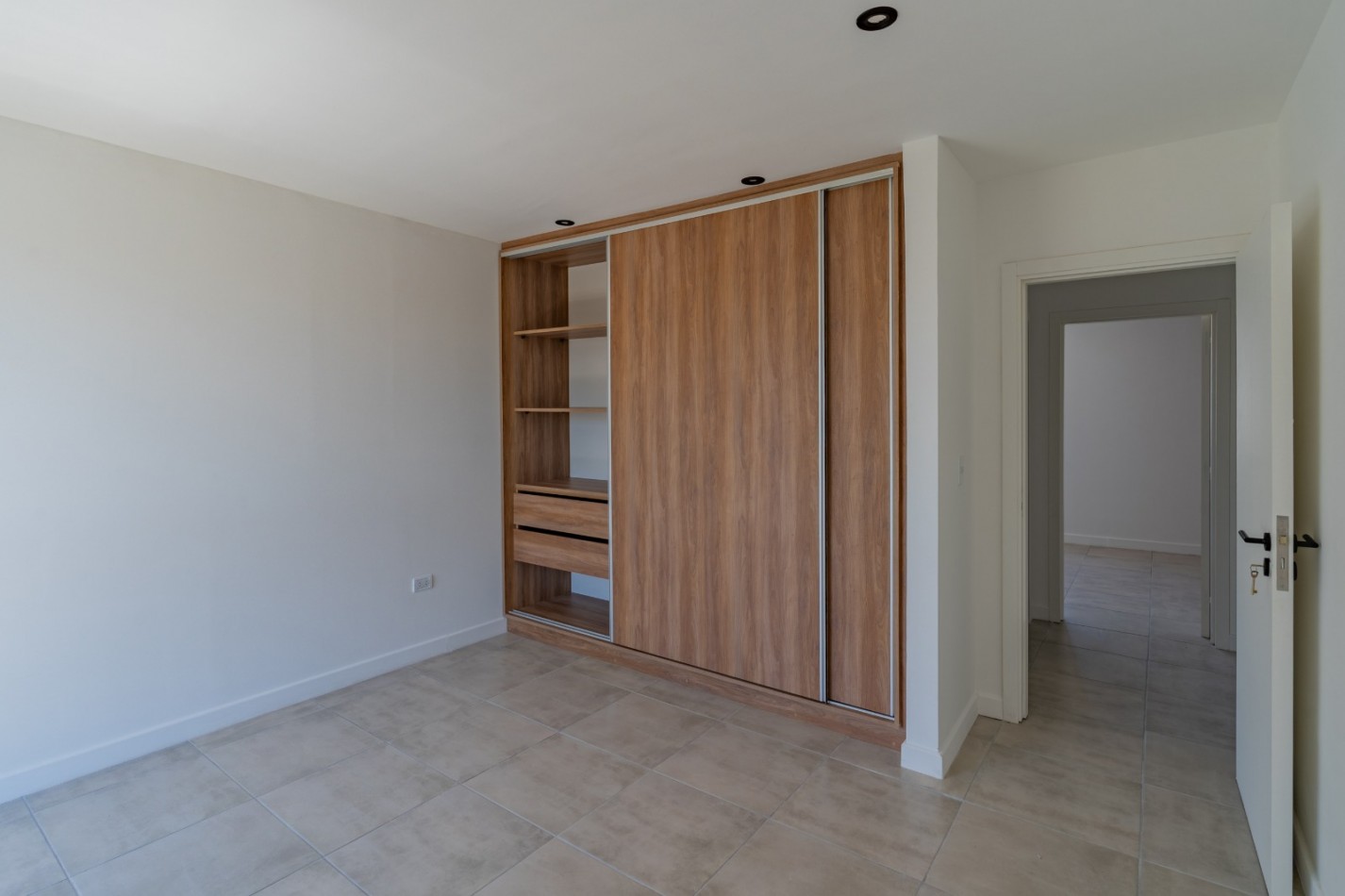 DEPARTAMENTO DE 3 AMBIENTES EN DUPLEX CON AMPLIA TERRAZA Y PARRILLA. SAN JOSE. A ESTRENAR.