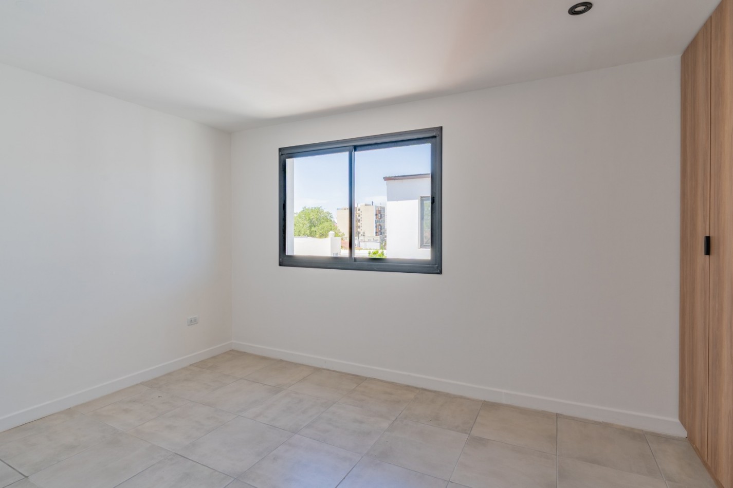 DEPARTAMENTO DE 3 AMBIENTES EN DUPLEX CON AMPLIA TERRAZA Y PARRILLA. SAN JOSE. A ESTRENAR.