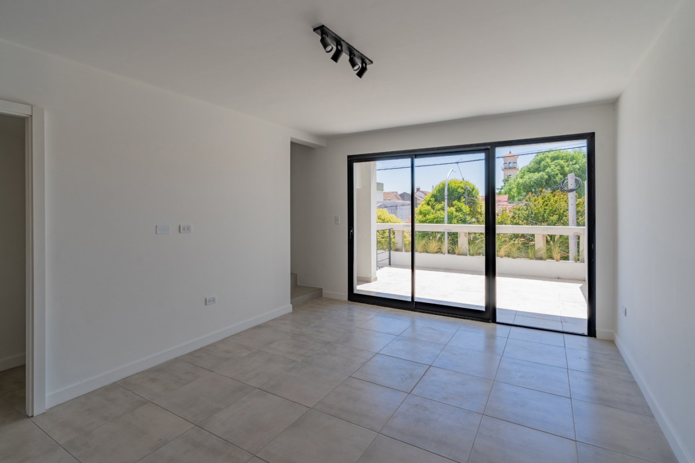 DEPARTAMENTO DE 3 AMBIENTES EN DUPLEX CON AMPLIA TERRAZA Y PARRILLA. SAN JOSE. A ESTRENAR.