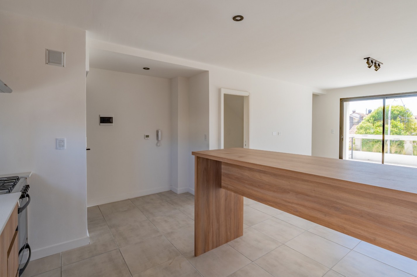 DEPARTAMENTO DE 3 AMBIENTES EN DUPLEX CON AMPLIA TERRAZA Y PARRILLA. SAN JOSE. A ESTRENAR.