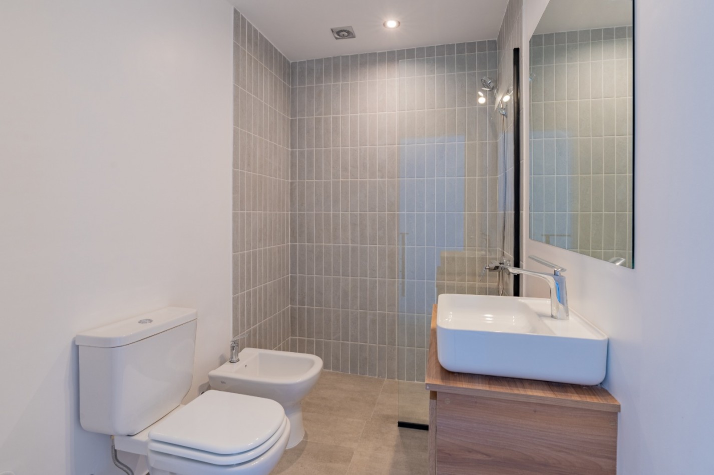 DEPARTAMENTO DE 3 AMBIENTES EN DUPLEX CON AMPLIA TERRAZA Y PARRILLA. SAN JOSE. A ESTRENAR.