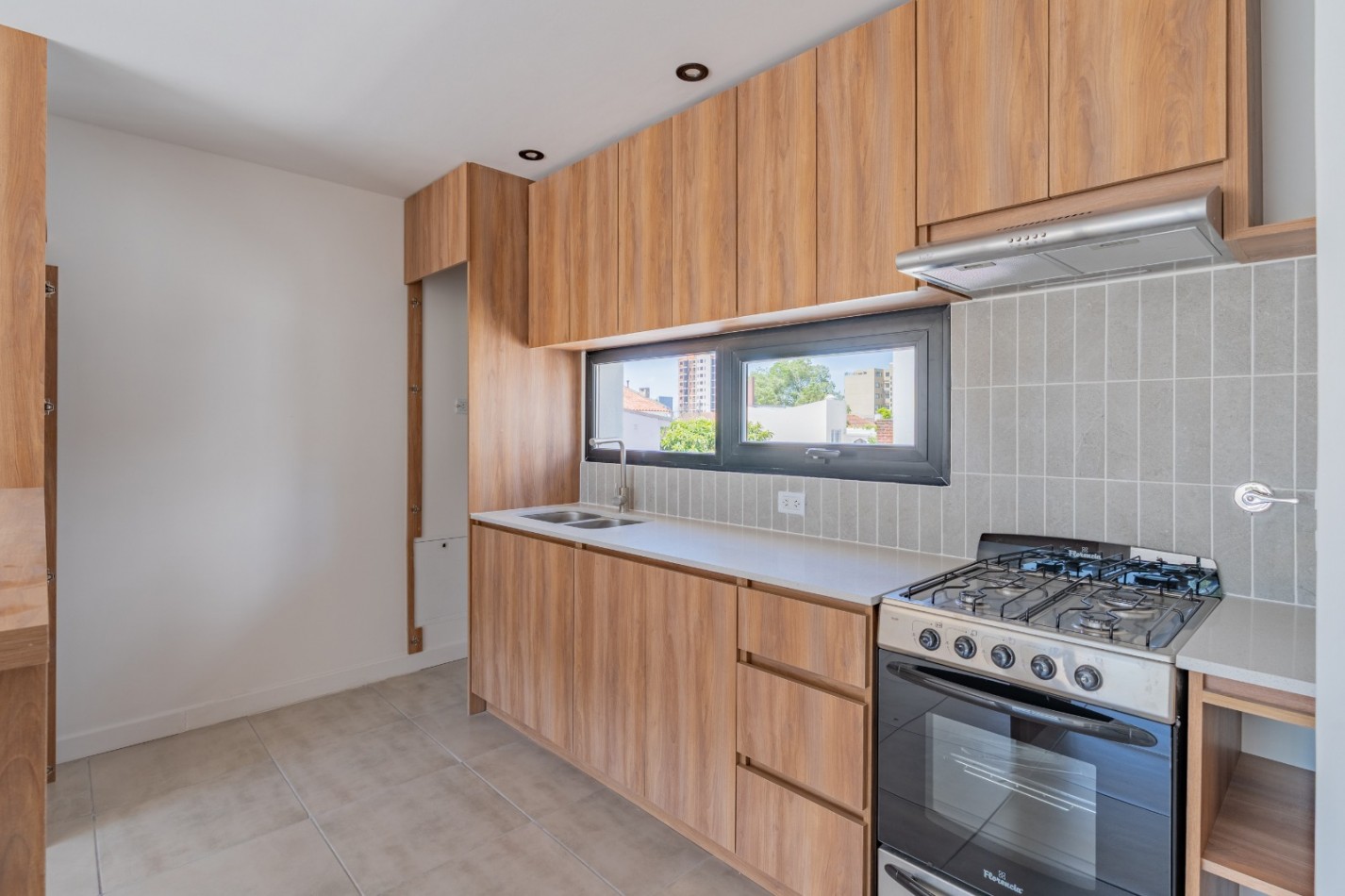 DEPARTAMENTO DE 3 AMBIENTES EN DUPLEX CON AMPLIA TERRAZA Y PARRILLA. SAN JOSE. A ESTRENAR.