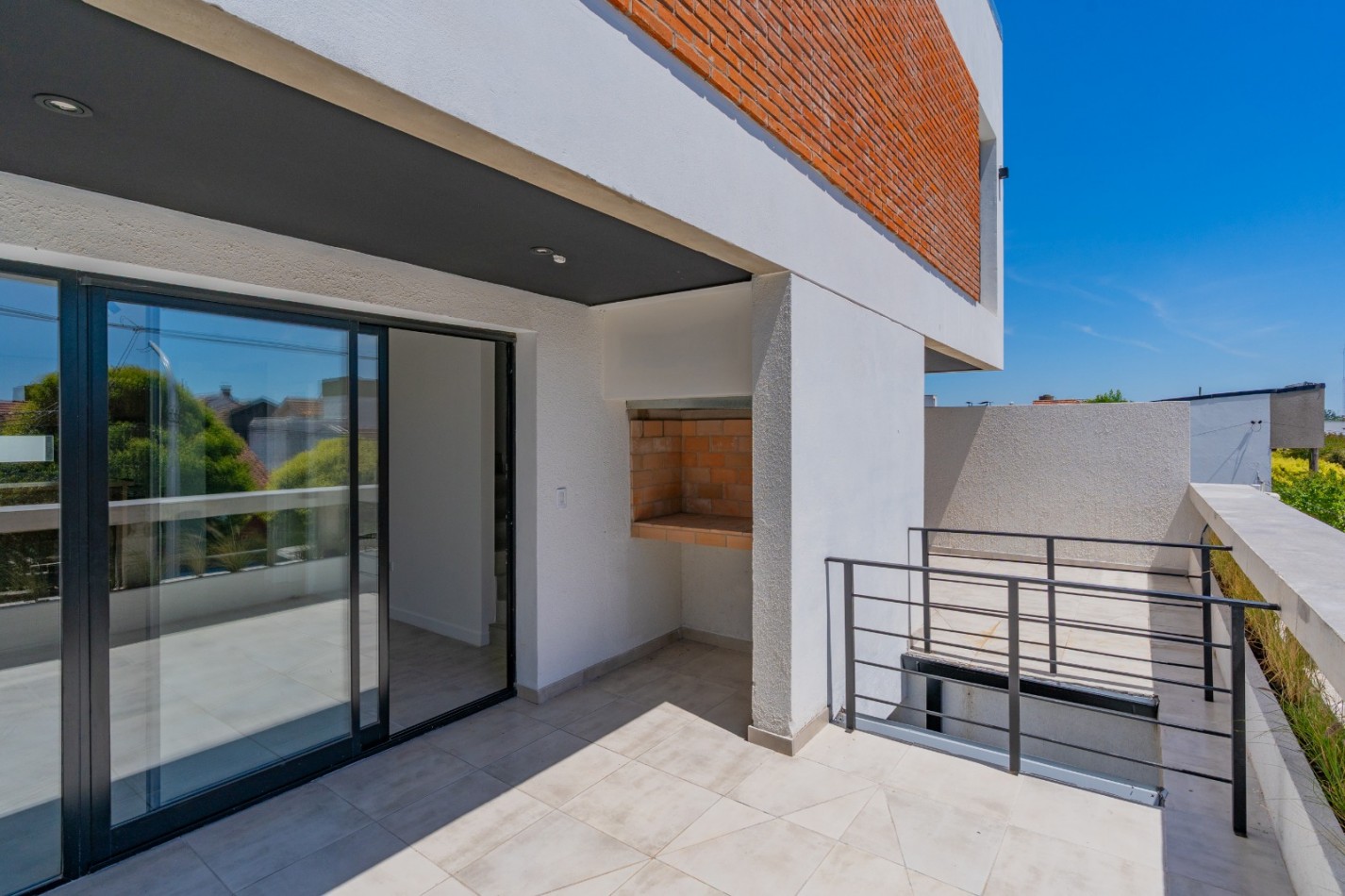 DEPARTAMENTO DE 3 AMBIENTES EN DUPLEX CON AMPLIA TERRAZA Y PARRILLA. SAN JOSE. A ESTRENAR.