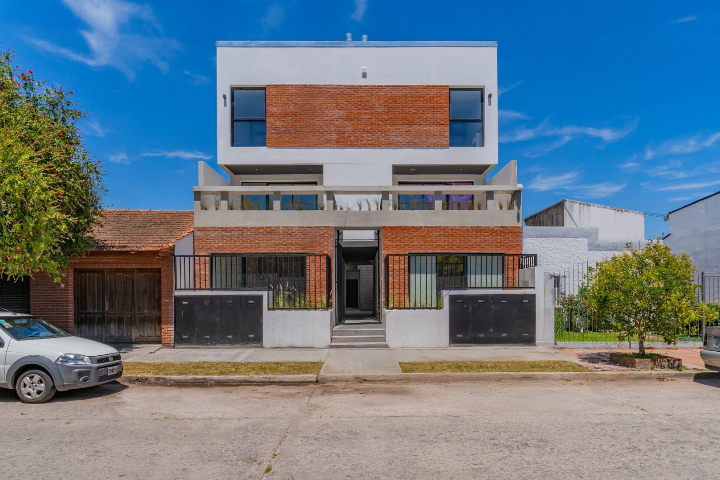 DEPARTAMENTO DE 3 AMBIENTES EN DUPLEX CON AMPLIA TERRAZA Y PARRILLA. SAN JOSE. A ESTRENAR.