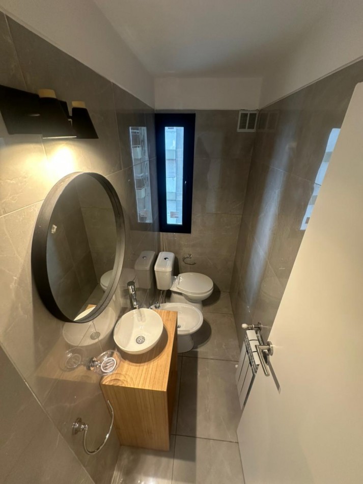 DEPARTAMENTO DE 3 AMBIENTES CON VISTA PLENA AL MAR, BALCON SALIENTE Y COCHERA FIJA. 