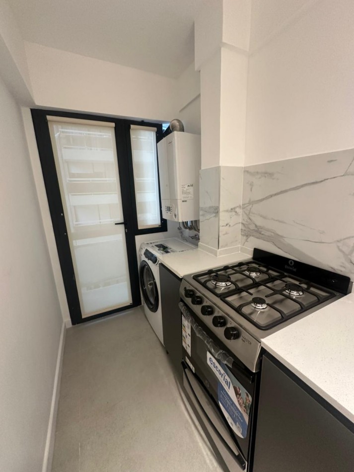 DEPARTAMENTO DE 3 AMBIENTES CON VISTA PLENA AL MAR, BALCON SALIENTE Y COCHERA FIJA. 