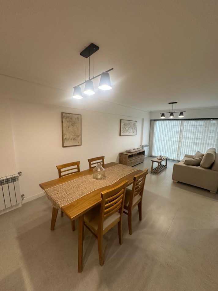 DEPARTAMENTO DE 3 AMBIENTES CON VISTA PLENA AL MAR, BALCON SALIENTE Y COCHERA FIJA. 