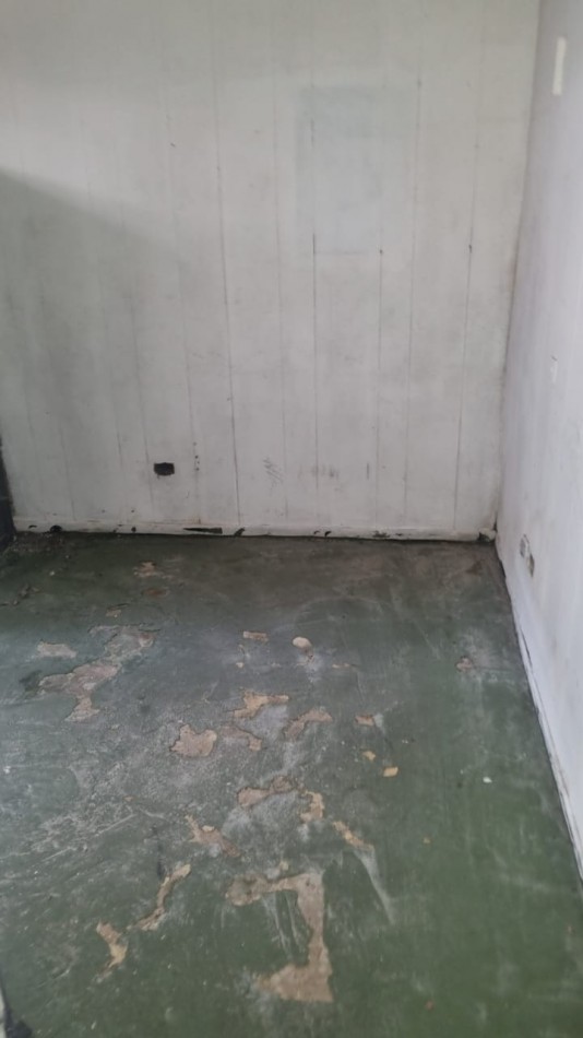 AMPLIO LOCAL A LA VENTA A MEDIA CUADRA DE INDEPENDENCIA. IDEAL GASTRONOMIA. A RECICLAR. NO SE ALQUILA