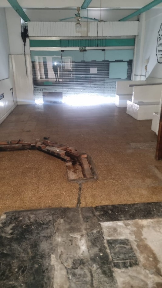 AMPLIO LOCAL A LA VENTA A MEDIA CUADRA DE INDEPENDENCIA. IDEAL GASTRONOMIA. A RECICLAR. NO SE ALQUILA