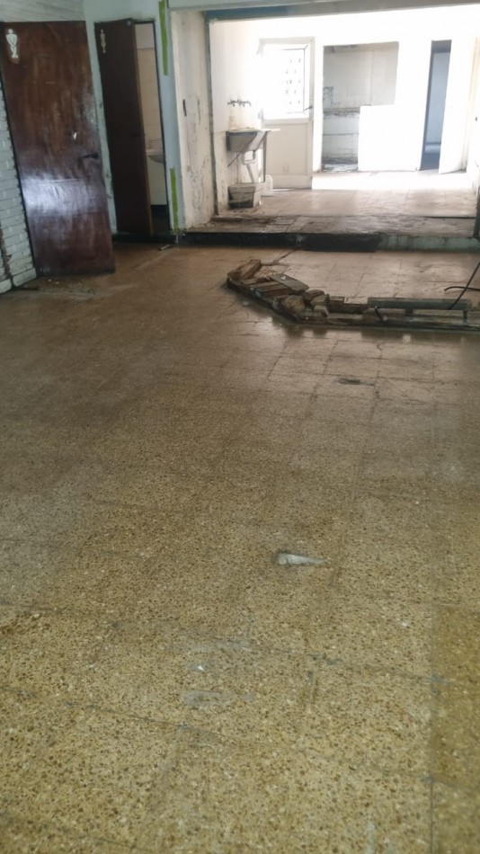 AMPLIO LOCAL A LA VENTA A MEDIA CUADRA DE INDEPENDENCIA. IDEAL GASTRONOMIA. A RECICLAR. NO SE ALQUILA