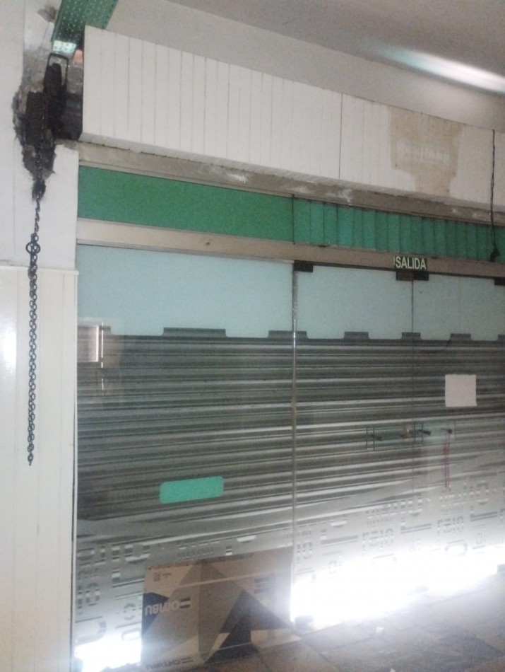 AMPLIO LOCAL A LA VENTA A MEDIA CUADRA DE INDEPENDENCIA. IDEAL GASTRONOMIA. A RECICLAR. NO SE ALQUILA