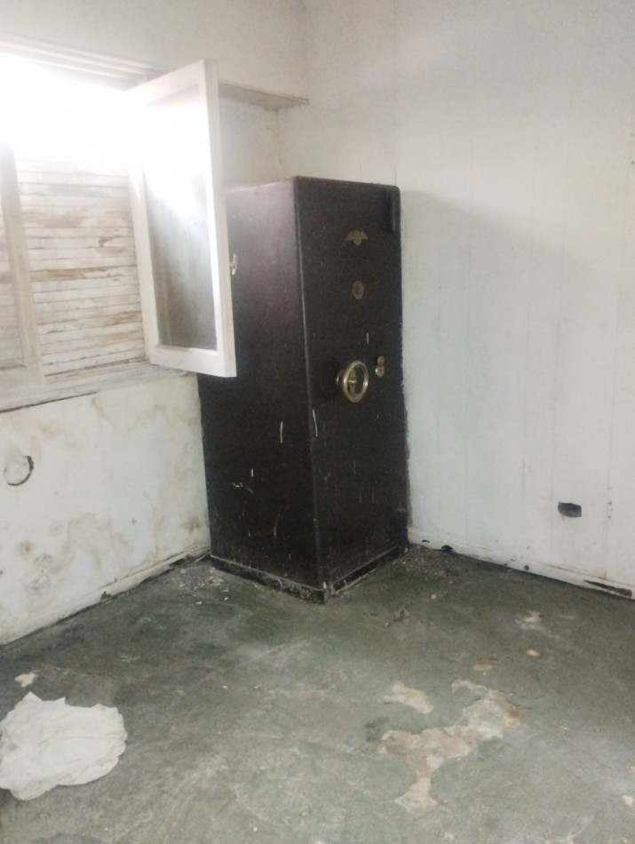 AMPLIO LOCAL A LA VENTA A MEDIA CUADRA DE INDEPENDENCIA. IDEAL GASTRONOMIA. A RECICLAR. NO SE ALQUILA