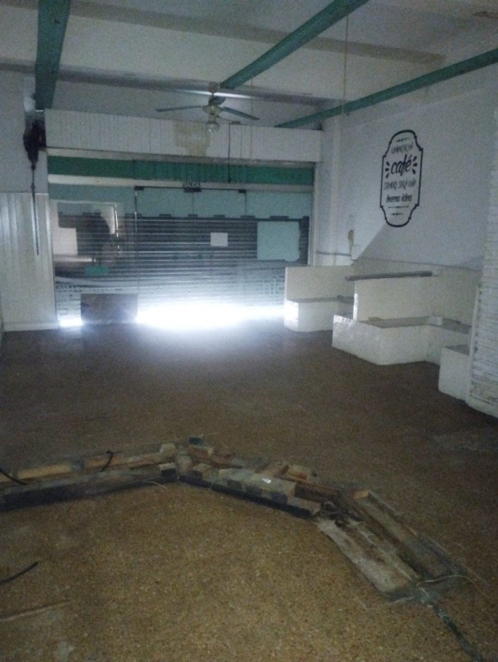 AMPLIO LOCAL A LA VENTA A MEDIA CUADRA DE INDEPENDENCIA. IDEAL GASTRONOMIA. A RECICLAR. NO SE ALQUILA