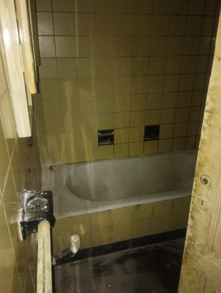 AMPLIO LOCAL A LA VENTA A MEDIA CUADRA DE INDEPENDENCIA. IDEAL GASTRONOMIA. A RECICLAR. NO SE ALQUILA