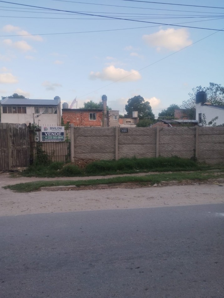 AMPLIO LOTE A METROS DE AVENIDA FRAY LUIS BELTRAN. ZONA CON COMERCIOS Y MEDIOS DE TRANSPORTE. TIENE ESCRITURA