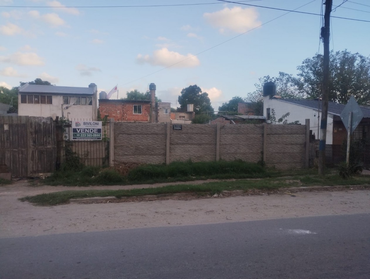 AMPLIO LOTE A METROS DE AVENIDA FRAY LUIS BELTRAN. ZONA CON COMERCIOS Y MEDIOS DE TRANSPORTE. TIENE ESCRITURA