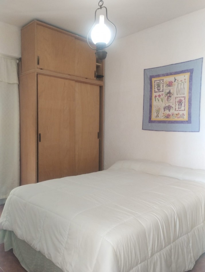 DEPARTAMENTO DE 2 AMBIENTES CON VISTA ABIERTA AL MAR. COCHERA CUBIERTA. PLAZA COLON.