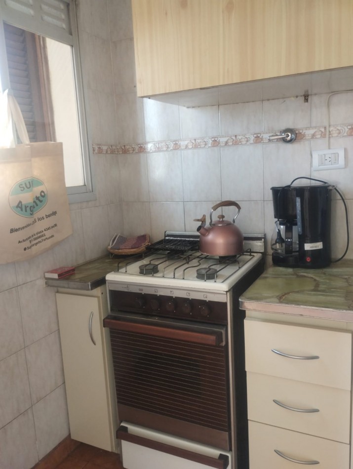 DEPARTAMENTO DE 2 AMBIENTES CON VISTA ABIERTA AL MAR. COCHERA CUBIERTA. PLAZA COLON.