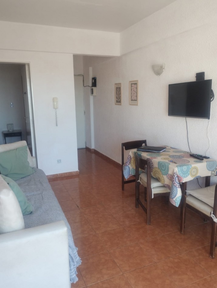DEPARTAMENTO DE 2 AMBIENTES CON VISTA ABIERTA AL MAR. COCHERA CUBIERTA. PLAZA COLON.