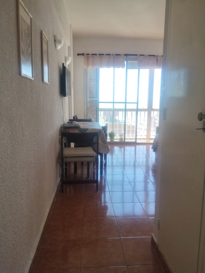 DEPARTAMENTO DE 2 AMBIENTES CON VISTA ABIERTA AL MAR. COCHERA CUBIERTA. PLAZA COLON.