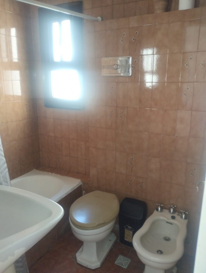 DEPARTAMENTO DE 2 AMBIENTES CON VISTA ABIERTA AL MAR. COCHERA CUBIERTA. PLAZA COLON.