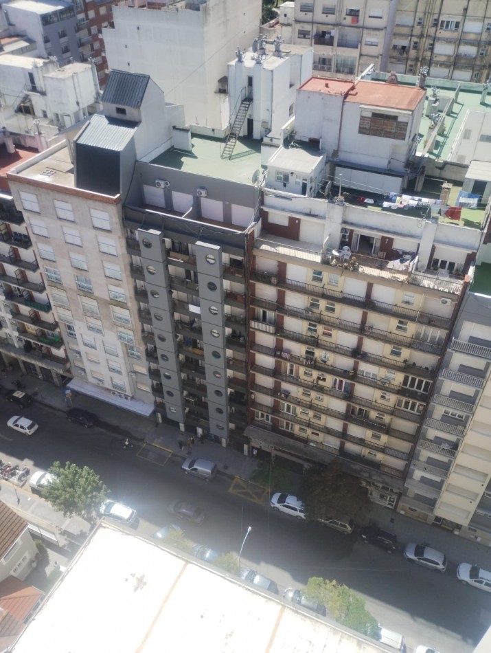 DEPARTAMENTO DE 2 AMBIENTES CON VISTA ABIERTA AL MAR. COCHERA CUBIERTA. PLAZA COLON.