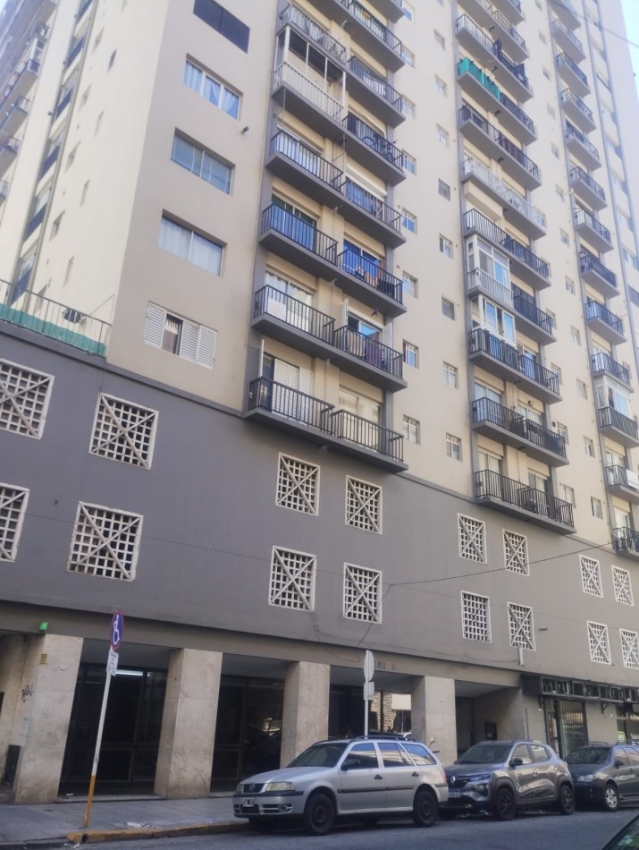 DEPARTAMENTO DE 2 AMBIENTES CON VISTA ABIERTA AL MAR. COCHERA CUBIERTA. PLAZA COLON.