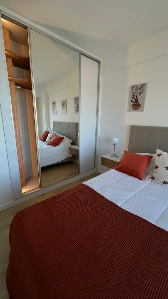 DEPARTAMENTO DE 2 AMBIENTES CON DEPENDENCIA Y VISTA PLENA AL MAR. COCHERA DOBLE