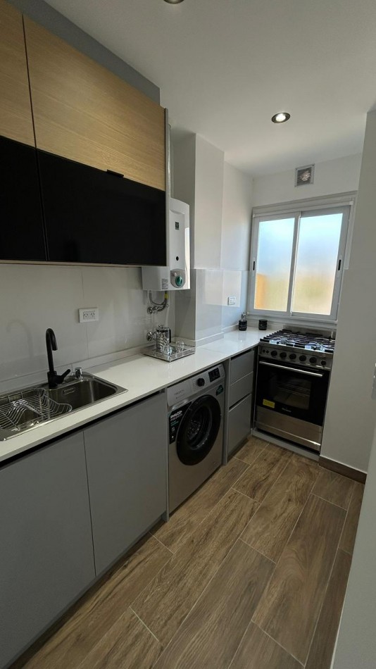 DEPARTAMENTO DE 2 AMBIENTES CON DEPENDENCIA Y VISTA PLENA AL MAR. COCHERA DOBLE